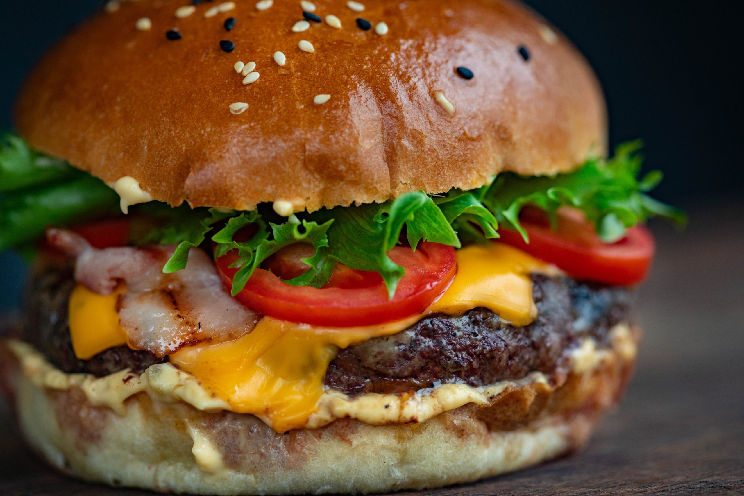 a photo of a cheeseburger